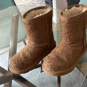 Little girl size 1 uggs